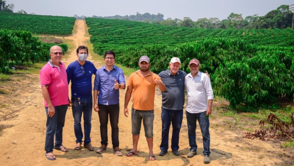 "Vamos fortalecer o setor produtivo no Acre", diz Jenilson em visita a  produtores  de café em Mâncio Lima